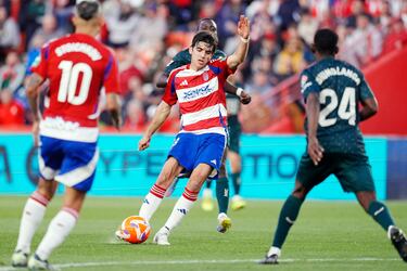 No se lo pensó dos veces Gonzalo Villar, para pegarla desde más de 25 metros hacia la portería. El 8 nazarí levantó la pelota lo justo (y con fuerza) para hacer inútil la estirada de Luis Maximiano. Su segundo gol de la temporada que puso el momentáneo 2-1 en el marcador.