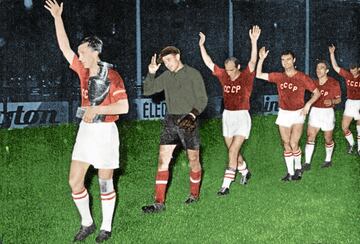 El 10 de julio de 1960 se jugó la primera final de la historia de la Eurocopa. Fue en el estadio Parque de los Príncipes de París, ya que Francia fue el país anfitrión. La Unión Soviética derrotó a Yugoslavia por 2-1 con goles de Slava Metreveli y Viktor Ponedelnik. Rusia tiene en su haber tres subcampeonatos europeos (1964, 1972 y 1988). En la foto, el equipo campeón en 1960.