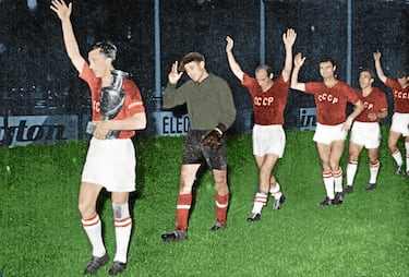 El 10 de julio de 1960 se jugó la primera final de la historia de la Eurocopa. Fue en el estadio Parque de los Príncipes de París, ya que Francia fue el país anfitrión. La Unión Soviética derrotó a Yugoslavia por 2-1 con goles de Slava Metreveli y Viktor Ponedelnik. Rusia tiene en su haber tres subcampeonatos europeos (1964, 1972 y 1988). En la foto, el equipo campeón en 1960.