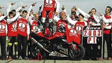 <b>EL NÚMERO UNO.</B> El equipo de Silva festejó así el éxito de su piloto.