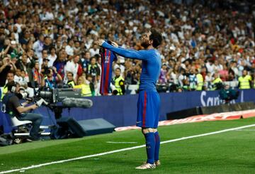 Leo Messi celebró su gol 500 con el Barcelona tras anotar el tercer tanto al Real Madrid en el estadio Santiago Bernabeu el 23 de abril de 2017. Los azulgranas ganaron 2-3 a los blancos.