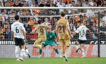 0-1. Robert Lewnadowski marca el primer gol en el minuto 93.