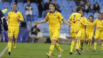 <b>ALEGRÍA. </b>Agus y Quini corren hacia el banquillo para celebrar el pase a octavos del Alcorcón tras eliminar al Zaragoza en La Romareda.