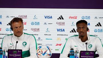 Hervé Renard y Mohammed Kanno, entrenador y estrella de Arabia Saudita, en conferencia de prensa en Qatar 2022.