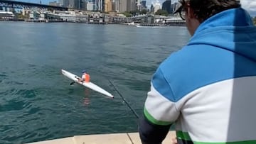 Un pescador pesca a un kayak en Sídney (Australia).