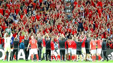 Los galeses celebran el triunfo con su público.