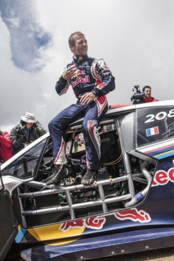 Sébastien Loeb destrozó el récord de la Pikes Peak International Hill Climb, la subida en cuesta más famosa del mundo, con un tiempo de 8:13,878. El piloto galo recorrió los 20 kilómetros y 156 curvas de la prueba a una media de 145 kilómetros por hora.