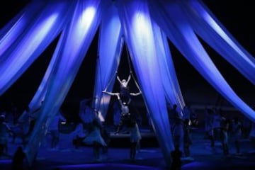 TOR97- TORONTO (CANADÁ) 10/07/2015.- Artistas de la compañía canadiense Circo del sol durante su actuación en la ceremonia de inauguración de los Juegos Panamericanos hoy, viernes 10 de julio. EFE/Javier Etxezarreta.