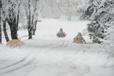 Dos niños juegan en la nieve en Madrid.