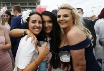 Grand National: Ladies' Day elegance from Aintree