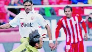 <b>SE METE EN UN CHARCO. </b>El Almería perdió en el Pizjuán después de un desgraciado error de Acasiete que terminó en el gol de Negredo tras la asistencia de Renato.