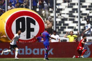 El jugador de Colo Colo Martin Rodriguez, izquierda, celebra su gol contra Universidad de Chile durante el partido de primera division disputado en el estadio Monumental de Santiago, Chile.