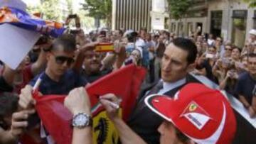 <b>LOCURA ALONSISTA. </b>Fernando firma autógrafos a los aficionados que se congregaron ayer en la puerta de la tienda Ferrari en la exclusiva calle Serrano.