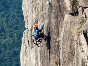 El escalador chino en silla de ruedas Lai Chi-wai en su Ãºltima aventura, escalando el Lion Rock en Hong Kong.