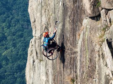 El escalador chino en silla de ruedas Lai Chi-wai en su ??ltima aventura, escalando el Lion Rock en Hong Kong.
