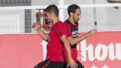 Juanfran, junto a Gabi, en un entrenamiento del Atl&eacute;tico.