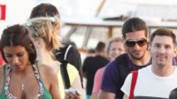 DE VACACIONES. Messi, su mujer Antonella y su hijo Thiago, junto a Pinto y la mujer de Fàbregas.