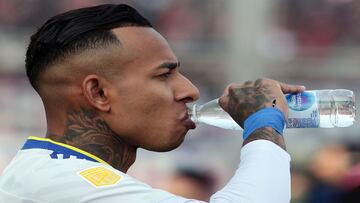 Boca Juniors' Colombian forward Sebastian Villa (L) drinks water before their Argentine Professional Football League Tournament 2022 match against San Lorenzo at Nuevo Gasometro stadium in Buenos Aires, on July 9, 2022. (Photo by ALEJANDRO PAGNI / AFP)