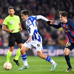 La Real vuelve dolida y agotada de Barcelona