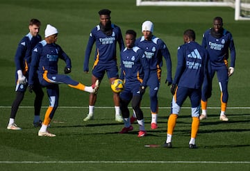 Vinicius, en el centro del rondo en el ltimo entrenamiento del Real Madrid antes de medirse con el Espanyol.