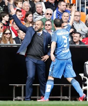 El entrenador del Valencia,el portugués Nuno Espíritu Santo,da instrucciones a sus jugadores, durante el partido de la vigésimo tercera jornada de la Liga BBVA