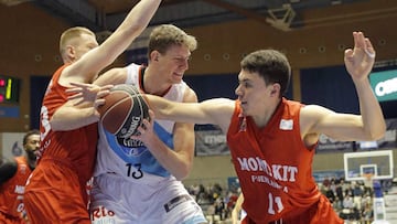 Pustovyi, del Monbús Obradoiro, entre Smits y Pako Cruz.