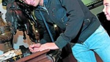<b>CORDIAL. </b>Andrija Delibasic, ayer, firma un aut¨®grafo a un ni?o en el 'Asador 7 de julio'.