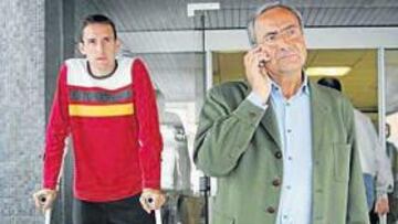 <b>DIAGNÓSTICO CONFIRMADO. </b>Cuartero, a su salida ayer de la clínica Quirón de Zaragoza.