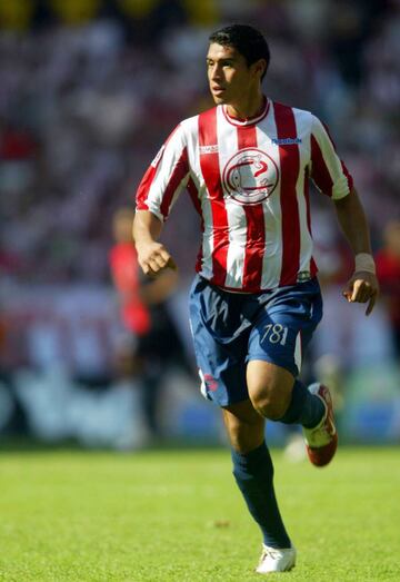 Debutó con Chivas el 6 de agosto de 2006.