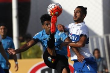 El jugador de Iquique, Luis Bustamante, izquierda, disputa el baln contra Enzo Kalinski de Universidad Catolica, durante el partido de primera divisin disputado en el estadio Cavancha.