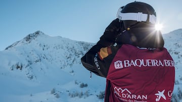 Esquiador del FWT en Baqueira Beret observando el Baciver con prismáticos