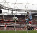 Arsenal y City se reparten el botín de un partido loco