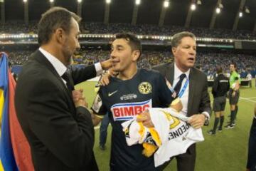 Una de las más criticadas a su llegada. Sambueza llegó con los antecedentes de haber jugado con Pumas y haber descendido con Estudiantes Tecos. Sin embargo, se convirtió en pilar fundamental para los logros del equipo y llegó a ser capitán del equipo.