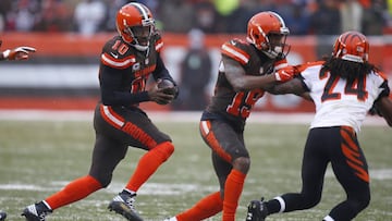 CLEVELAND, OH - DECEMBER 11: Robert Griffin III #10 of the Cleveland Browns rushes against the Cincinnati Bengals at Cleveland Browns Stadium on December 11, 2016 in Cleveland, Ohio. Justin K. Aller/Getty Images/AFP
== FOR NEWSPAPERS, INTERNET, TELCOS & TELEVISION USE ONLY ==