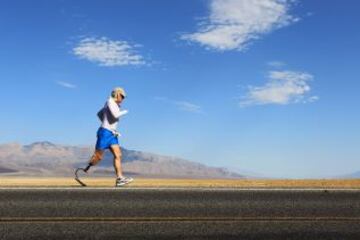 217 km con salida en la Cuenca Badwater (85 m. bajo el nivel del mar) y llegada en el Monte Whitney (4.421 m.) con temperaturas de 49º a la sombra.