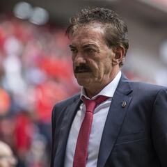 La Volpe alza la mano para regresar a los banquillos