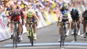 Simon Gerrans supera a Rohan Dennis en la llegada al sprint en la tercera etapa del Tour Down Under.