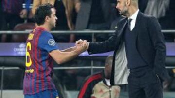 Saludo entre Xavi y Guardiola en un partido del Barcelona.