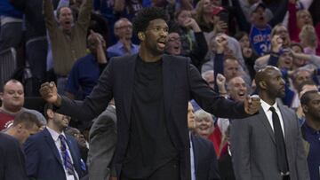 Joel Embiid, de traje, durante el partido contra los Cleveland Cavaliers.