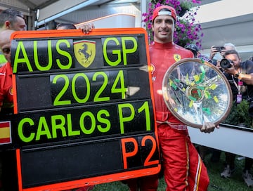 El 8 de marzo, Sainz fue operado de apendicitis en Arabia despu¨¦s de soportar lo indeseable el d¨ªa anterior. Dos semanas despu¨¦s, era el turno del GP de Australia y el madrile?o no se iba a permitir faltar. Y no solo no lo hizo, sino que adem¨¢s alcanz¨® su tercera victoria con los de Maranello y, con seguridad, la m¨¢s heroica. Tres d¨ªas antes, no sab¨ªa si el dolor le iba a permitir pilotar, pero el s¨¢bado solo Verstappen le apart¨® de la pole y el domingo, le pas¨® sin miramientos en la segunda vuelta para irse directo a por la haza?a y reivindicarse: ¡°Sigo sin trabajo para el a?o que viene¡¡±.
