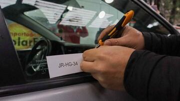 No los permiten: los grabados de patentes prohibidos en Chile y que acarrearían esta multa