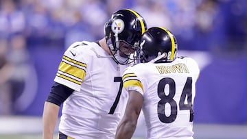 INDIANAPOLIS, IN - NOVEMBER 24: Ben Roethlisberger #7 of the Pittsburgh Steelers and Antonio Brown #84 of the Pittsburgh Steelers react after the pair connected for a touchdown in the second quarter of the game against the Indianapolis Colts at Lucas Oil Stadium on November 24, 2016 in Indianapolis, Indiana. Andy Lyons/Getty Images/AFP
== FOR NEWSPAPERS, INTERNET, TELCOS & TELEVISION USE ONLY ==