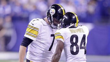 INDIANAPOLIS, IN - NOVEMBER 24: Ben Roethlisberger #7 of the Pittsburgh Steelers and Antonio Brown #84 of the Pittsburgh Steelers react after the pair connected for a touchdown in the second quarter of the game against the Indianapolis Colts at Lucas Oil Stadium on November 24, 2016 in Indianapolis, Indiana.   Andy Lyons/Getty Images/AFP
 == FOR NEWSPAPERS, INTERNET, TELCOS &amp; TELEVISION USE ONLY ==