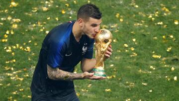 Lucas celebra el Mundial de Francia.