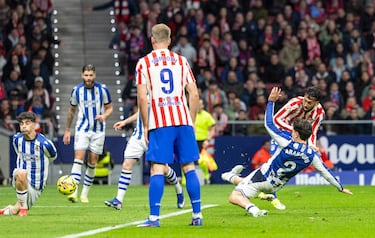 Conduce Nico hacia fuera, su pase a Griezmann no lo desvía Sergio Gómez lo suficiente, y el francés la deja de tacón para que el argentino coloque el balón lejos de Remiro