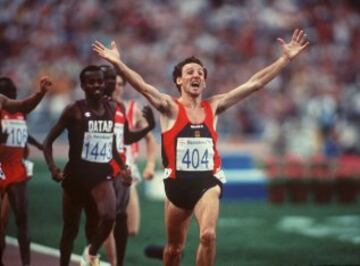 Fermín Cacho entrando en meta en la final de los 1500 metros de las Olimpiadas de Barcelona 1992, ganó la medalla de oro.