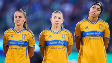 Eve Perisset (izq) , Anika Rodriguez (centro) y Aaliyah Farmer (der) previo a un partido de los Tigres de la UANL en la Liga MX Femenil.