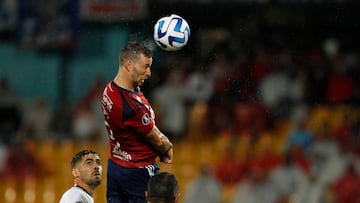 AMDEP1801. MEDELLÍN (COLOMBIA), 23/05/2023.- Luciano Pons (arriba) de Medellín salta por el balón hoy, en un partido de la fase de grupos de la Copa Libertadores entre Independiente Medellín y Club Nacional en el estadio Atanasio Girardot en Medellín (Colombia). EFE/ Luis Eduardo Noriega A.
