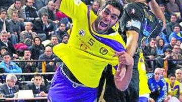 <b>ACEPTABLE. </b>Asier Antonio supera a Metlicic en el juego de pivote.