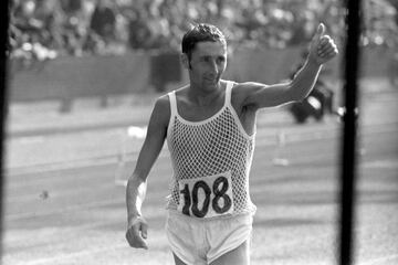 El británico, uno de los mitos del fondo en las Islas, estuvo 52 a?os y 39 días sin dejar de correr ni un solo día, lo que dice mucho de su pasión. Participó en dos Juegos Olímpicos (Tokio 1964 y Múnich 1972) y destacó en la maratón, prueba en la que fue campeón de Europa en 1969, triunfó en Boston y bajó de 2h:10. Tuvo el récord mundial de 25 km en ruta, que arrebató a Emil Zatopek. Falleció con 82 a?os.